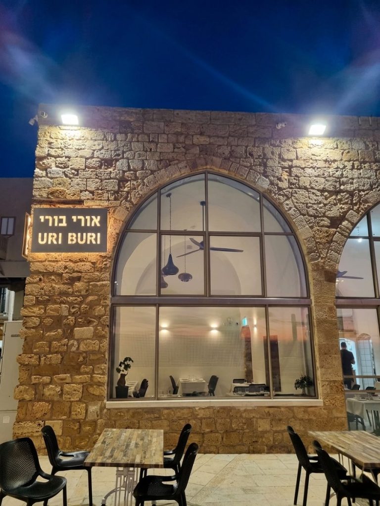 המסעדה בשעות הערב לאחר השיפוץ