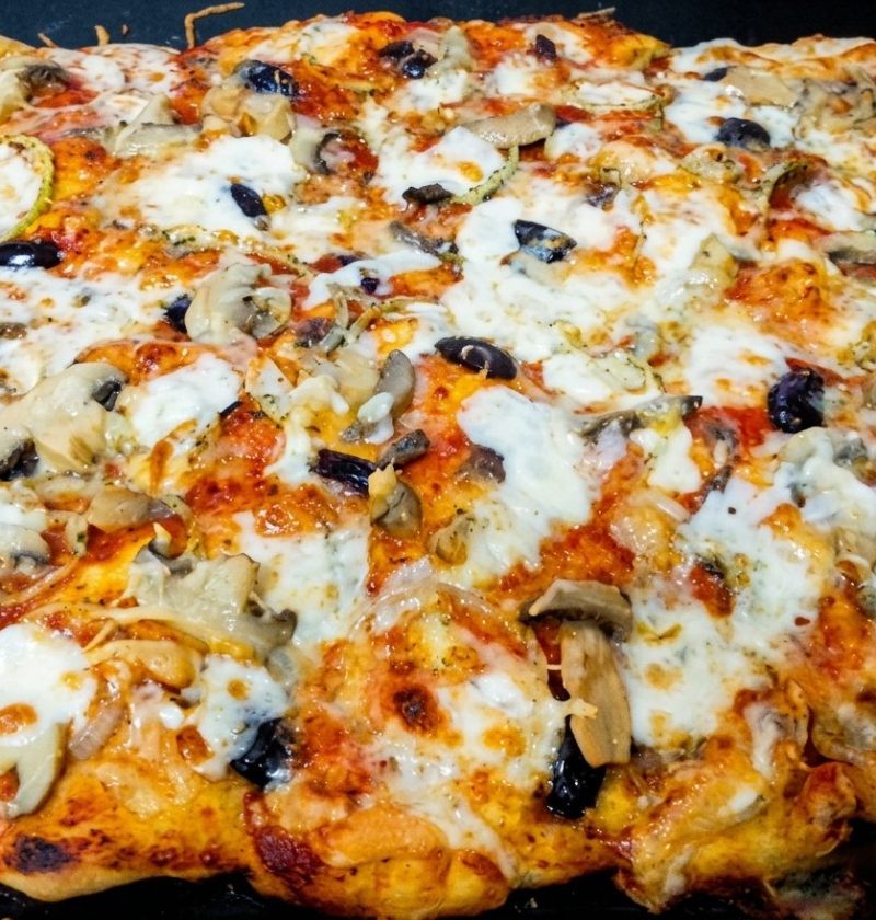 הפיצה מוכנה יוצאת מהתנור