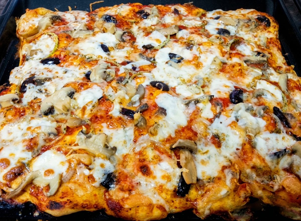 פיצה ביתית משגעת בגרסה טבעונית – ברגע שתכינו אותה, לא תרצו להזמין יותר בחוץ