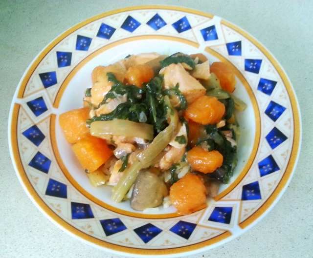 תבשיל ירקות בחלב קוקוס וקארי על מצע אורז צהוב.