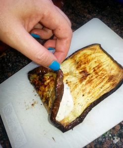 מגלגלים את פרוסת החציל עם המלית בפנים