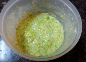 מערבבים את חומרי התחתית של הפיצה