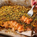 סלמון בתנור בציפוי פיסטוקים ועשבי תיבול