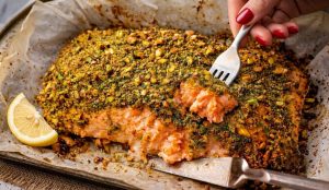 סלמון בציפוי פיסטוקים ועשבי תיבול: המנה המנצחת שלכם לשולחן החג