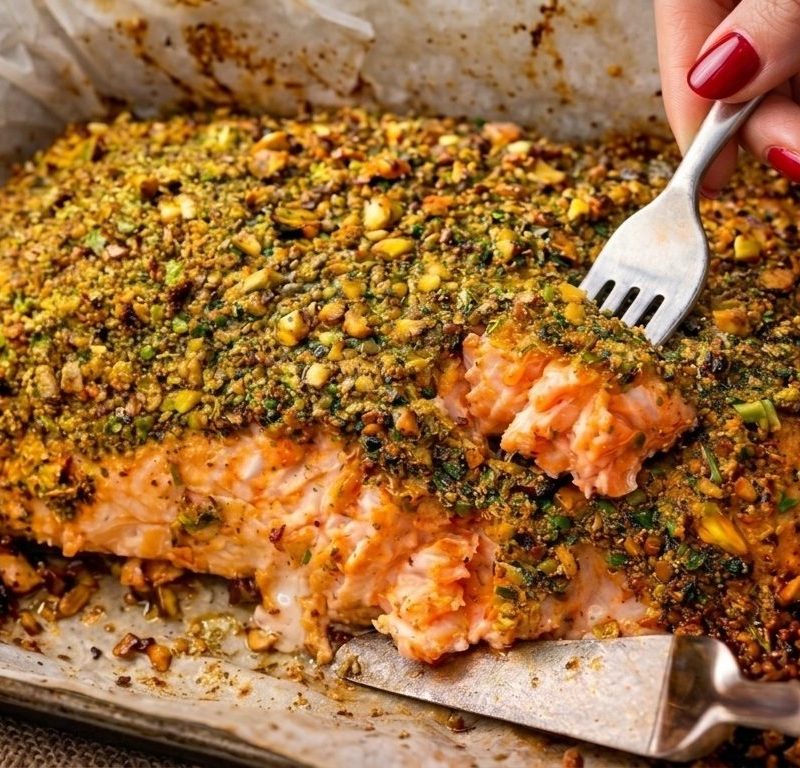 סלמון בתנור בציפוי פיסטוקים ועשבי תיבול