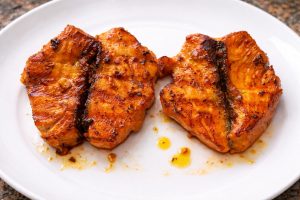 הדג מוכן להגשה בצלחת