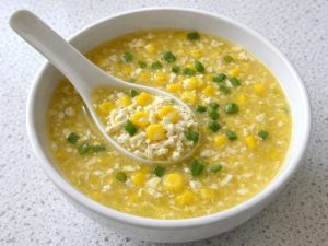 מרק התירס בגרסה הטבעונית עם טופו