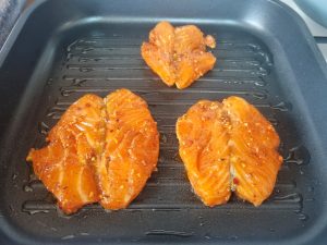 צליית הדג במחבת פסים