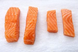 שלב 2 בחיתוך הסלמון הפרדת החלק העבה מהחלק הדק