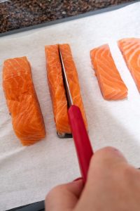 חוצים את החלק העבה במרכז עד העור (בלי לחתוך את העור עצמו)