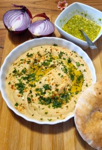 ממרח עדשים כתומות בסגנון חומוס עם תטבילה