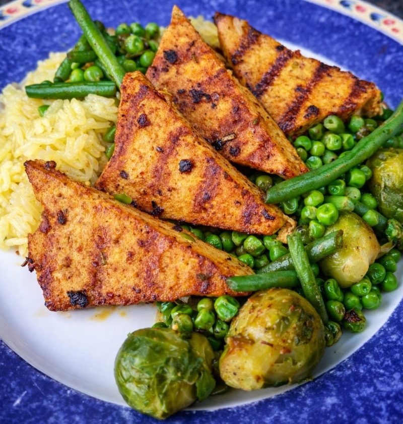 משולשי טופו צרובים על מחבת פסים