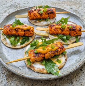 שיפודי סלמון על מצע של מיני טורטיות