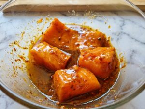 הדג במרינה למשך עשר דקות בערך