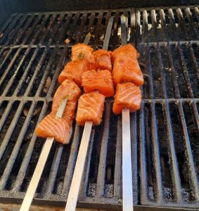 צלייה של שיפודי הסלמון על המנגל